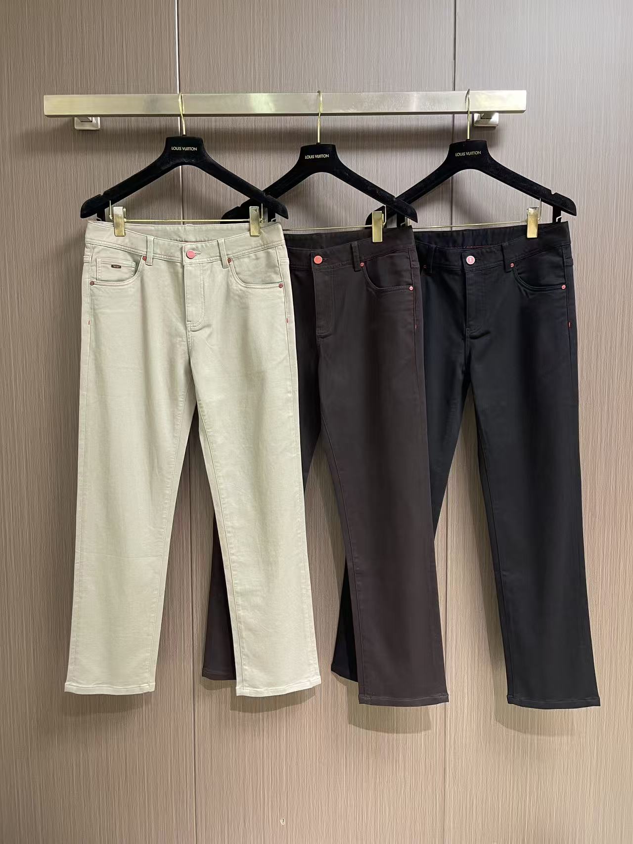 Kiton 2026SS秋季新款男士直筒牛仔裤，棉质牛仔面料打造质地柔软又不失筋骨，手感干爽有韧性 经典的标志性浮雕徽标