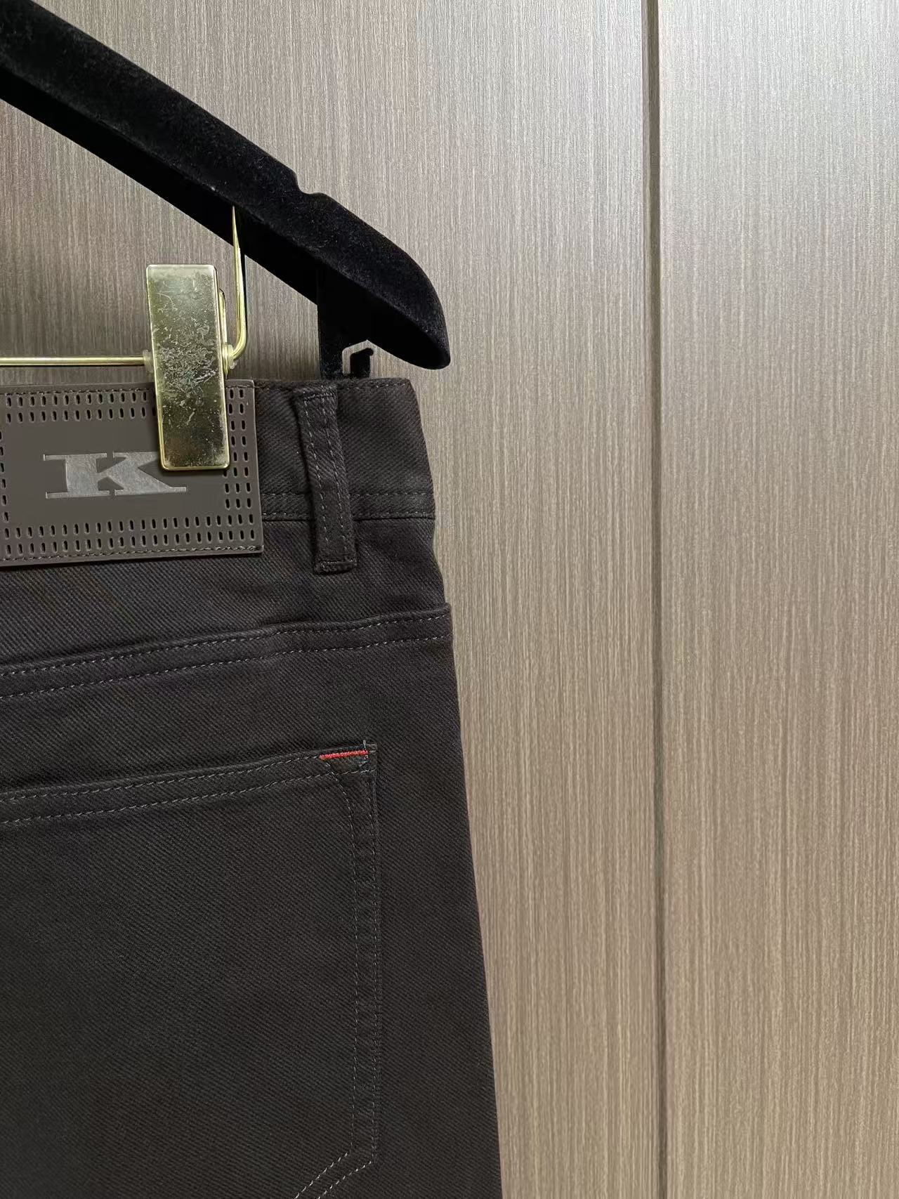 Kiton 2026SS秋季新款男士直筒牛仔裤，棉质牛仔面料打造质地柔软又不失筋骨，手感干爽有韧性 经典的标志性浮雕徽标
