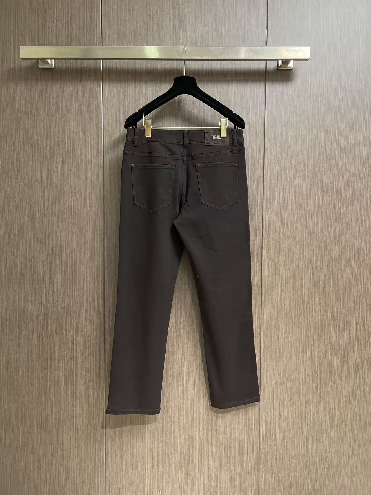 Kiton 2026SS秋季新款男士直筒牛仔裤，棉质牛仔面料打造质地柔软又不失筋骨，手感干爽有韧性 经典的标志性浮雕徽标