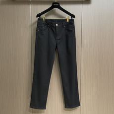 Kiton 2026SS秋季新款男士直筒牛仔裤,棉质牛仔面料打造质地柔软又不失筋骨,手感干爽有韧性 经典的标志性浮雕徽标 Kiton 2026SS秋季新款男士直筒牛仔裤,棉质牛仔面料打造质地柔软又不失筋骨,手感干爽有韧性 经典的标志性浮雕徽标