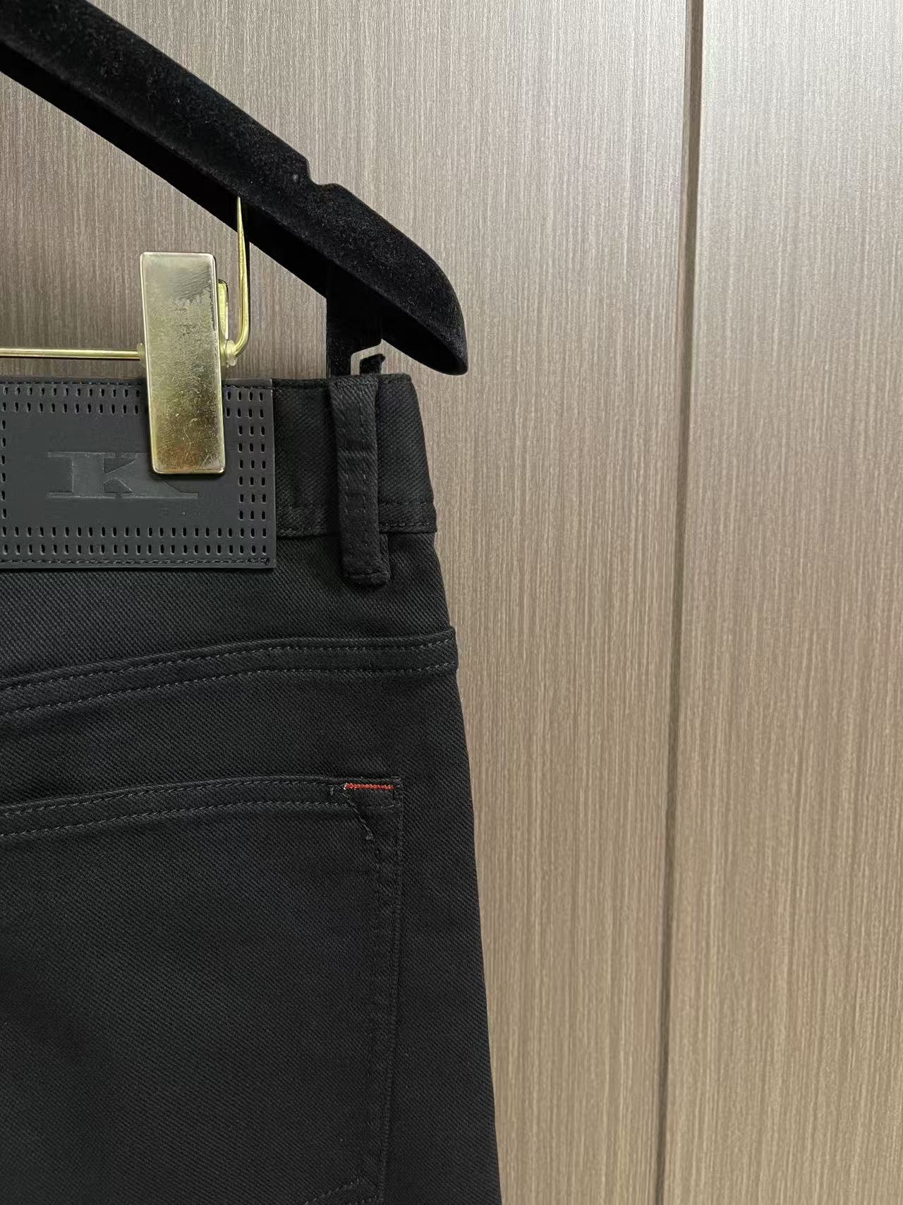 Kiton 2026SS秋季新款男士直筒牛仔裤，棉质牛仔面料打造质地柔软又不失筋骨，手感干爽有韧性 经典的标志性浮雕徽标