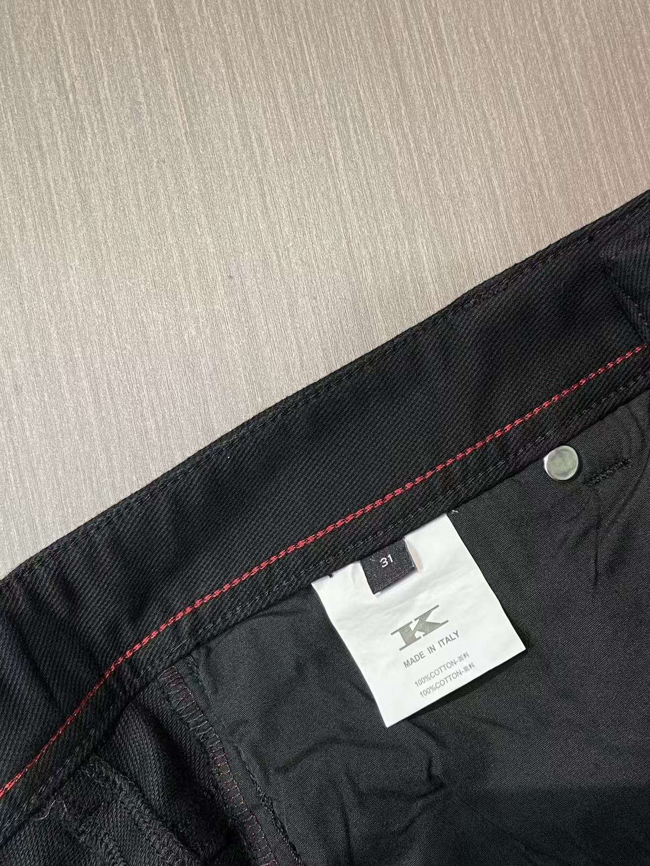 Kiton 2026SS秋季新款男士直筒牛仔裤，棉质牛仔面料打造质地柔软又不失筋骨，手感干爽有韧性 经典的标志性浮雕徽标