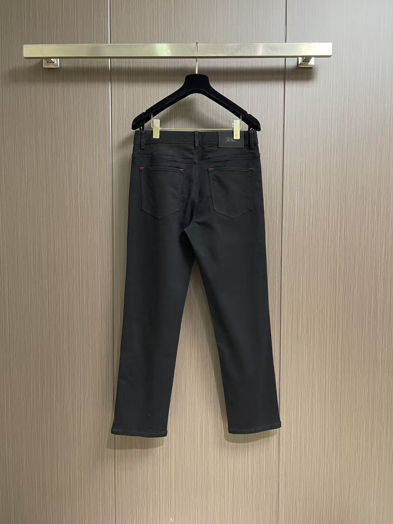Kiton 2026SS秋季新款男士直筒牛仔裤，棉质牛仔面料打造质地柔软又不失筋骨，手感干爽有韧性 经典的标志性浮雕徽标