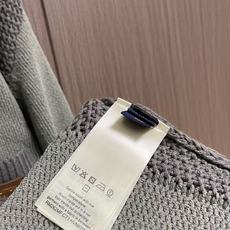 LV 皮革标识嵌花运动衫针织毛衣外套,这款半高领拉链针织采用粗棒针厚款纱线织就,织纹粗犷饱满,面料蓬松厚实,拥有出色的保 LV 皮革标识嵌花运动衫针织毛衣外套,这款半高领拉链针织采用粗棒针厚款纱线织就,织纹粗犷饱满,面料蓬松厚实,拥有出色的保