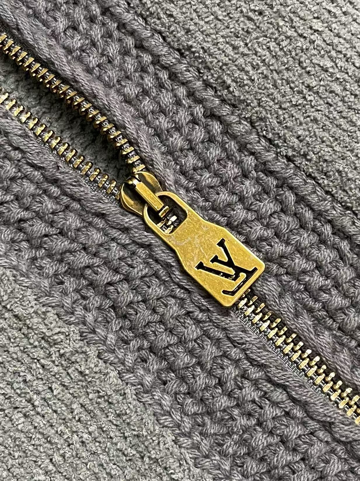 LV 皮革标识嵌花运动衫针织毛衣外套,这款半高领拉链针织采用粗棒针厚款纱线织就,织纹粗犷饱满,面料蓬松厚实,拥有出色的保 LV 皮革标识嵌花运动衫针织毛衣外套,这款半高领拉链针织采用粗棒针厚款纱线织就,织纹粗犷饱满,面料蓬松厚实,拥有出色的保