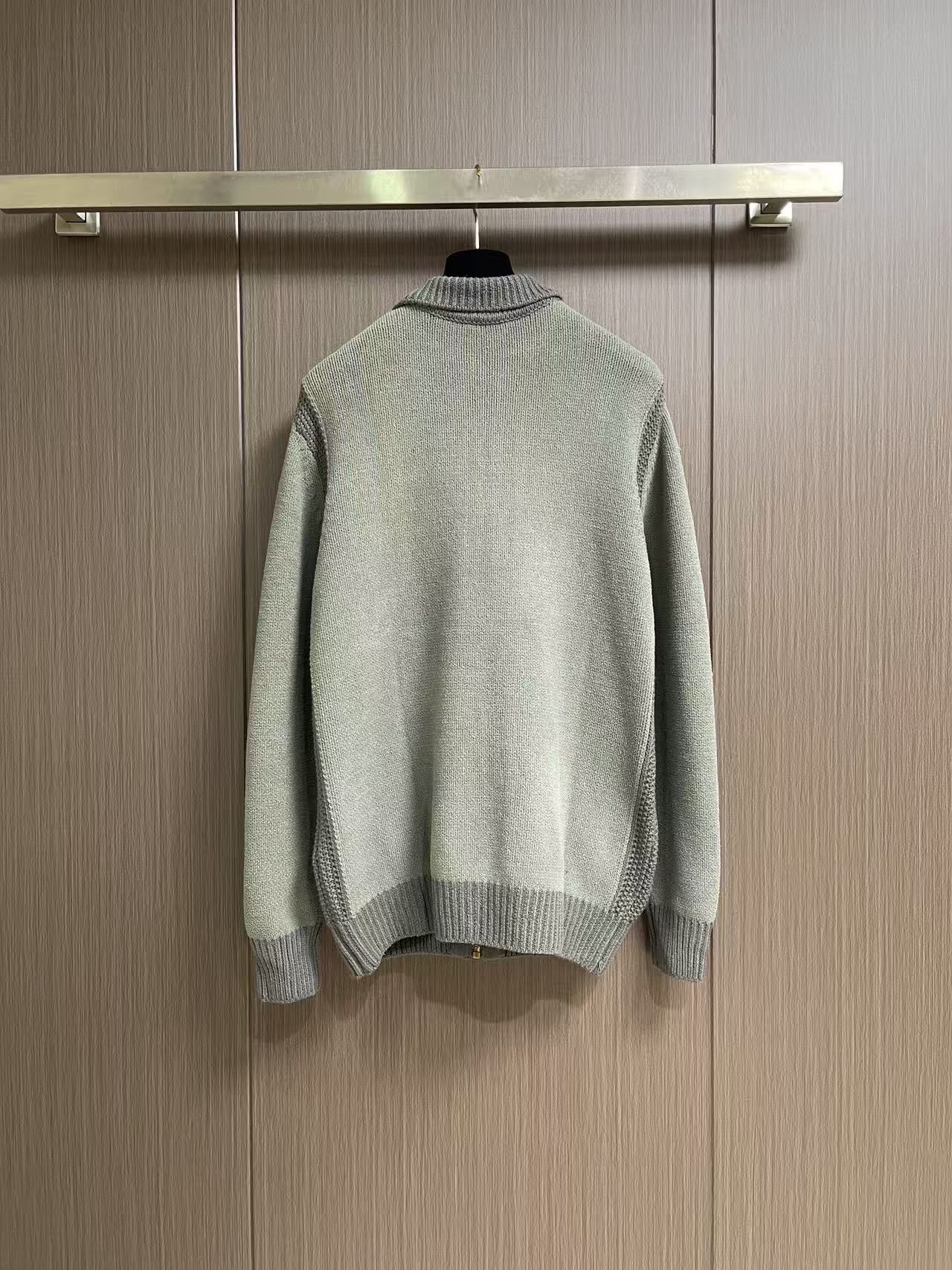 LV 皮革标识嵌花运动衫针织毛衣外套,这款半高领拉链针织采用粗棒针厚款纱线织就,织纹粗犷饱满,面料蓬松厚实,拥有出色的保 LV 皮革标识嵌花运动衫针织毛衣外套,这款半高领拉链针织采用粗棒针厚款纱线织就,织纹粗犷饱满,面料蓬松厚实,拥有出色的保
