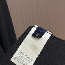 LV 皮标刺绣针织长袖T恤,采用进口定制高支精梳棉混纺针织面料,经过多道预缩水处理与丝光工艺处理,质地细腻软糯,透气亲肤 LV 皮标刺绣针织长袖T恤,采用进口定制高支精梳棉混纺针织面料,经过多道预缩水处理与丝光工艺处理,质地细腻软糯,透气亲肤