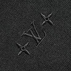 LV 皮标刺绣针织长袖T恤,采用进口定制高支精梳棉混纺针织面料,经过多道预缩水处理与丝光工艺处理,质地细腻软糯,透气亲肤 LV 皮标刺绣针织长袖T恤,采用进口定制高支精梳棉混纺针织面料,经过多道预缩水处理与丝光工艺处理,质地细腻软糯,透气亲肤