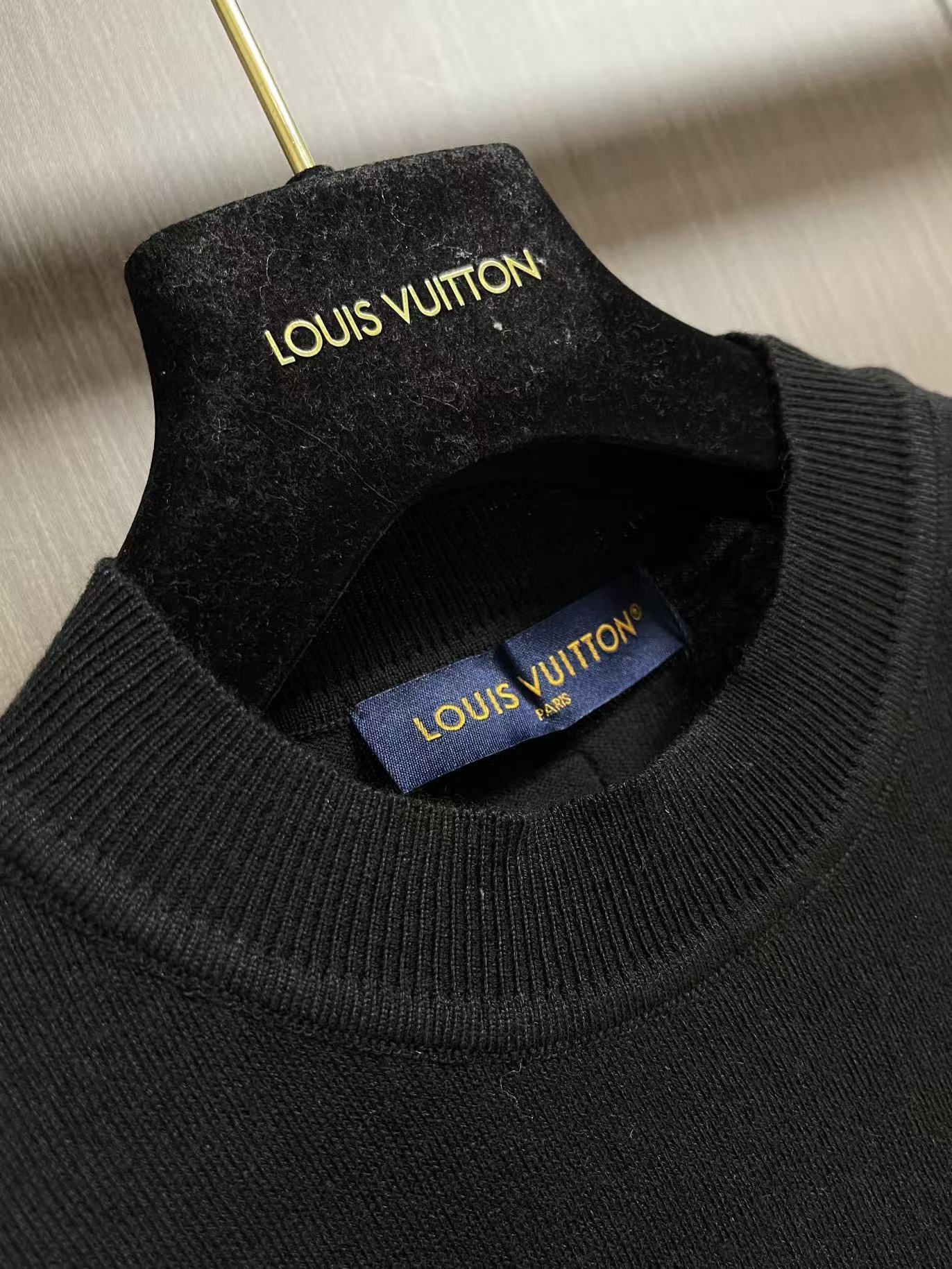 LV 皮标刺绣针织长袖T恤,采用进口定制高支精梳棉混纺针织面料,经过多道预缩水处理与丝光工艺处理,质地细腻软糯,透气亲肤 LV 皮标刺绣针织长袖T恤,采用进口定制高支精梳棉混纺针织面料,经过多道预缩水处理与丝光工艺处理,质地细腻软糯,透气亲肤