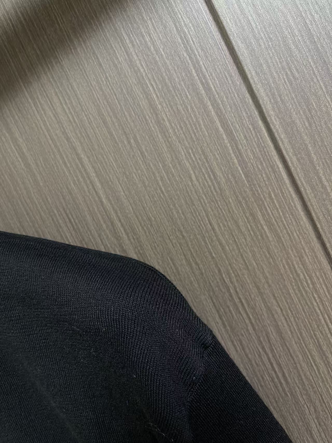LV 皮标刺绣针织长袖T恤,采用进口定制高支精梳棉混纺针织面料,经过多道预缩水处理与丝光工艺处理,质地细腻软糯,透气亲肤 LV 皮标刺绣针织长袖T恤,采用进口定制高支精梳棉混纺针织面料,经过多道预缩水处理与丝光工艺处理,质地细腻软糯,透气亲肤