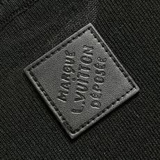 LV 皮标刺绣针织长袖T恤,采用进口定制高支精梳棉混纺针织面料,经过多道预缩水处理与丝光工艺处理,质地细腻软糯,透气亲肤 LV 皮标刺绣针织长袖T恤,采用进口定制高支精梳棉混纺针织面料,经过多道预缩水处理与丝光工艺处理,质地细腻软糯,透气亲肤