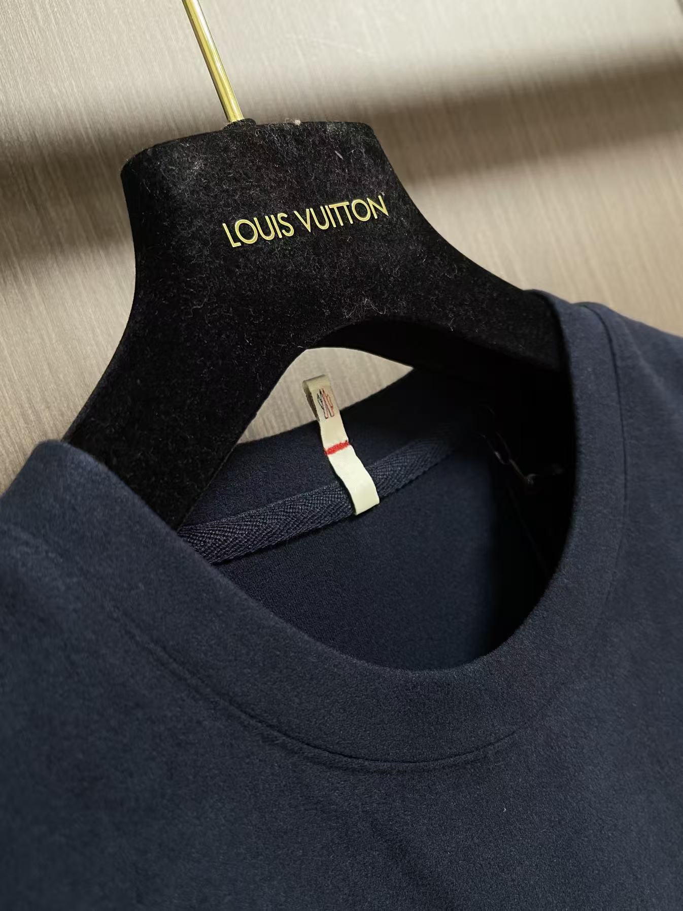 Moncler 2026ss 早秋系列拼接长袖T恤！全新进口珠地双丝光面料 手感舒适透气，立体剪裁上身效果极佳，型男必备