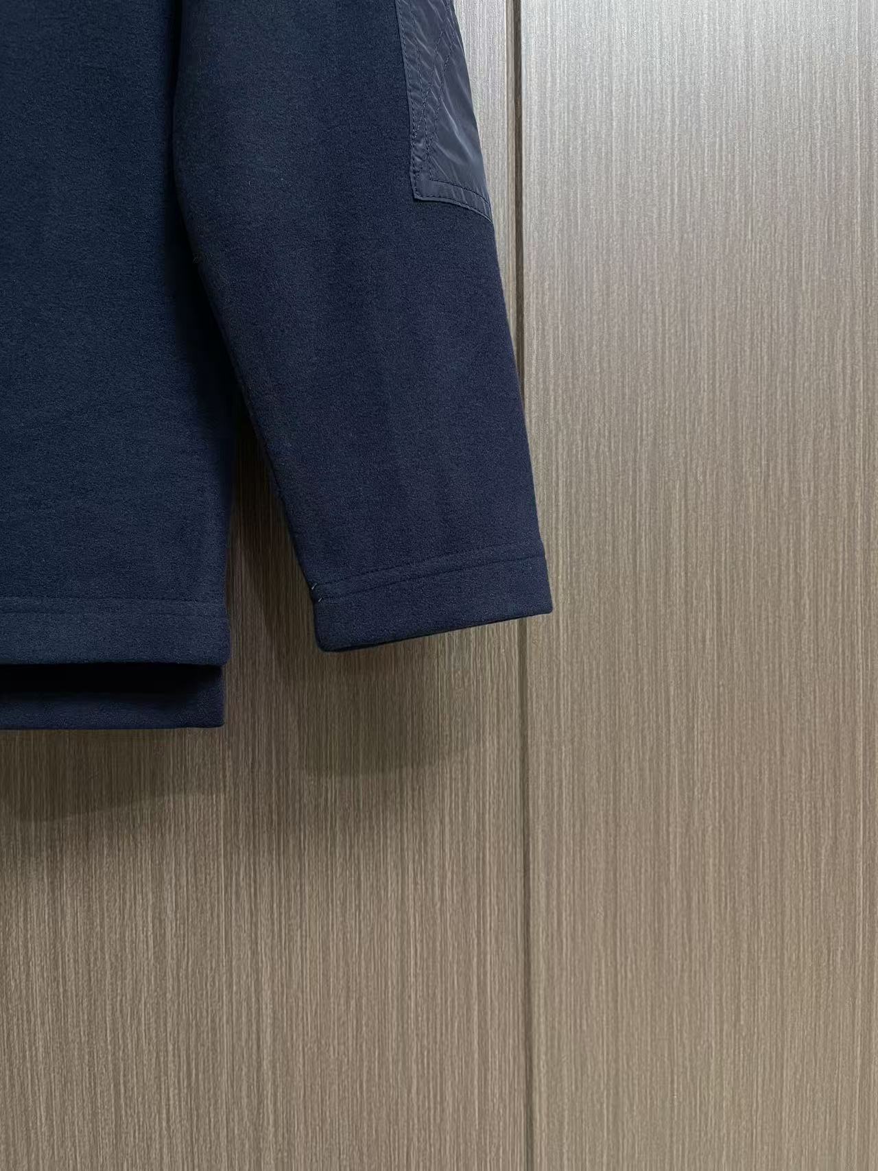 Moncler 2026ss 早秋系列拼接长袖T恤！全新进口珠地双丝光面料 手感舒适透气，立体剪裁上身效果极佳，型男必备