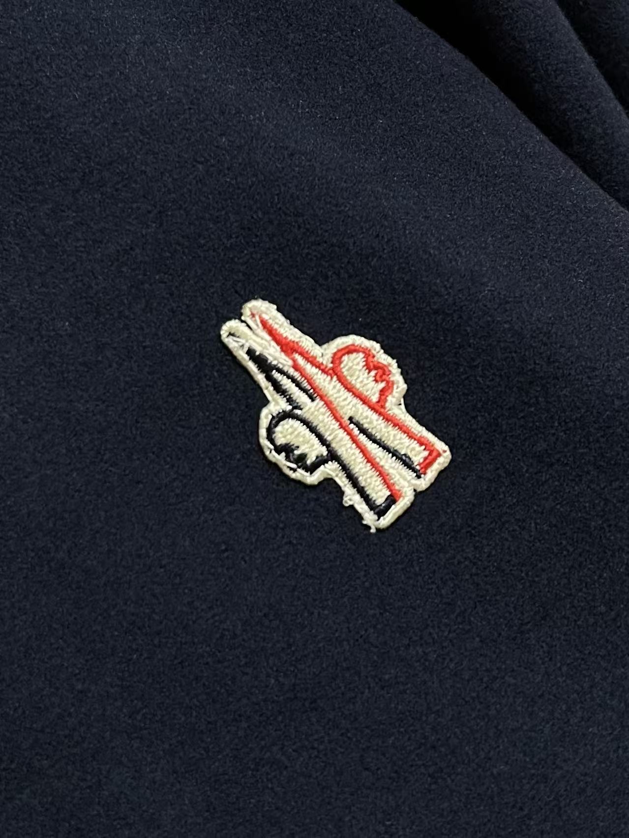 Moncler 2026ss 早秋系列拼接长袖T恤！全新进口珠地双丝光面料 手感舒适透气，立体剪裁上身效果极佳，型男必备