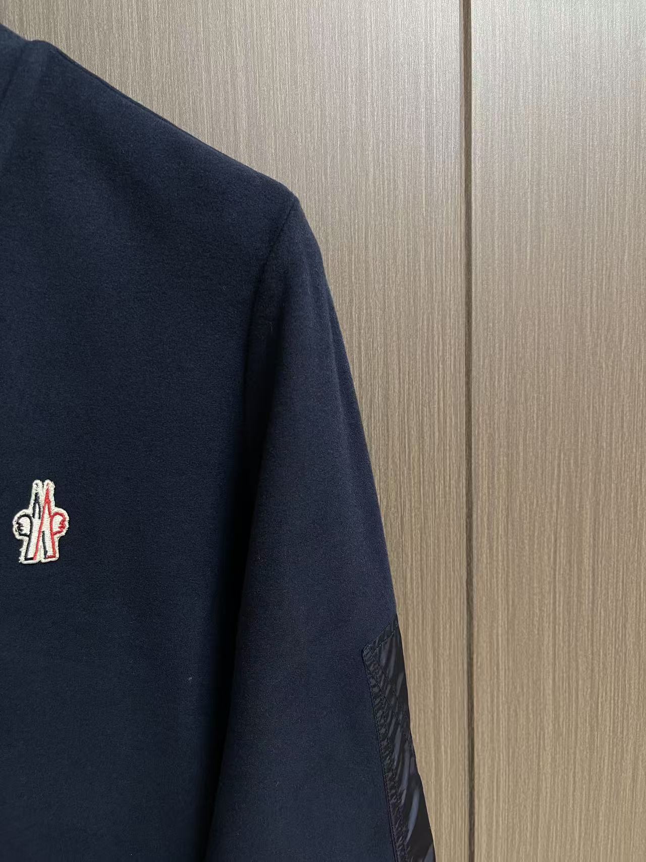Moncler 2026ss 早秋系列拼接长袖T恤！全新进口珠地双丝光面料 手感舒适透气，立体剪裁上身效果极佳，型男必备