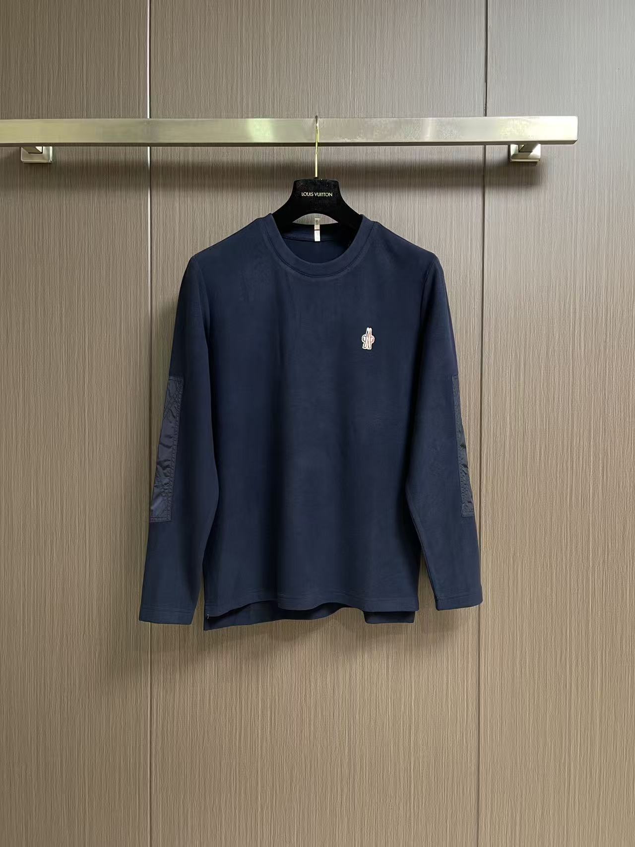 Moncler 2026ss 早秋系列拼接长袖T恤！全新进口珠地双丝光面料 手感舒适透气，立体剪裁上身效果极佳，型男必备