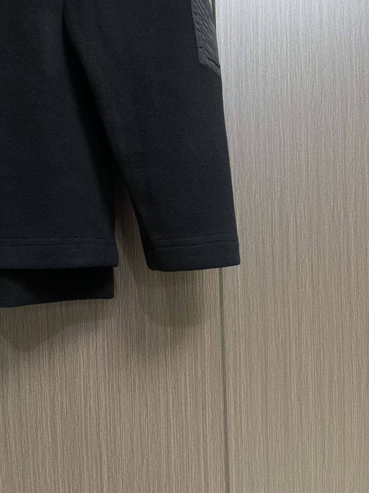 Moncler 2026ss 早秋系列拼接长袖T恤！全新进口珠地双丝光面料 手感舒适透气，立体剪裁上身效果极佳，型男必备