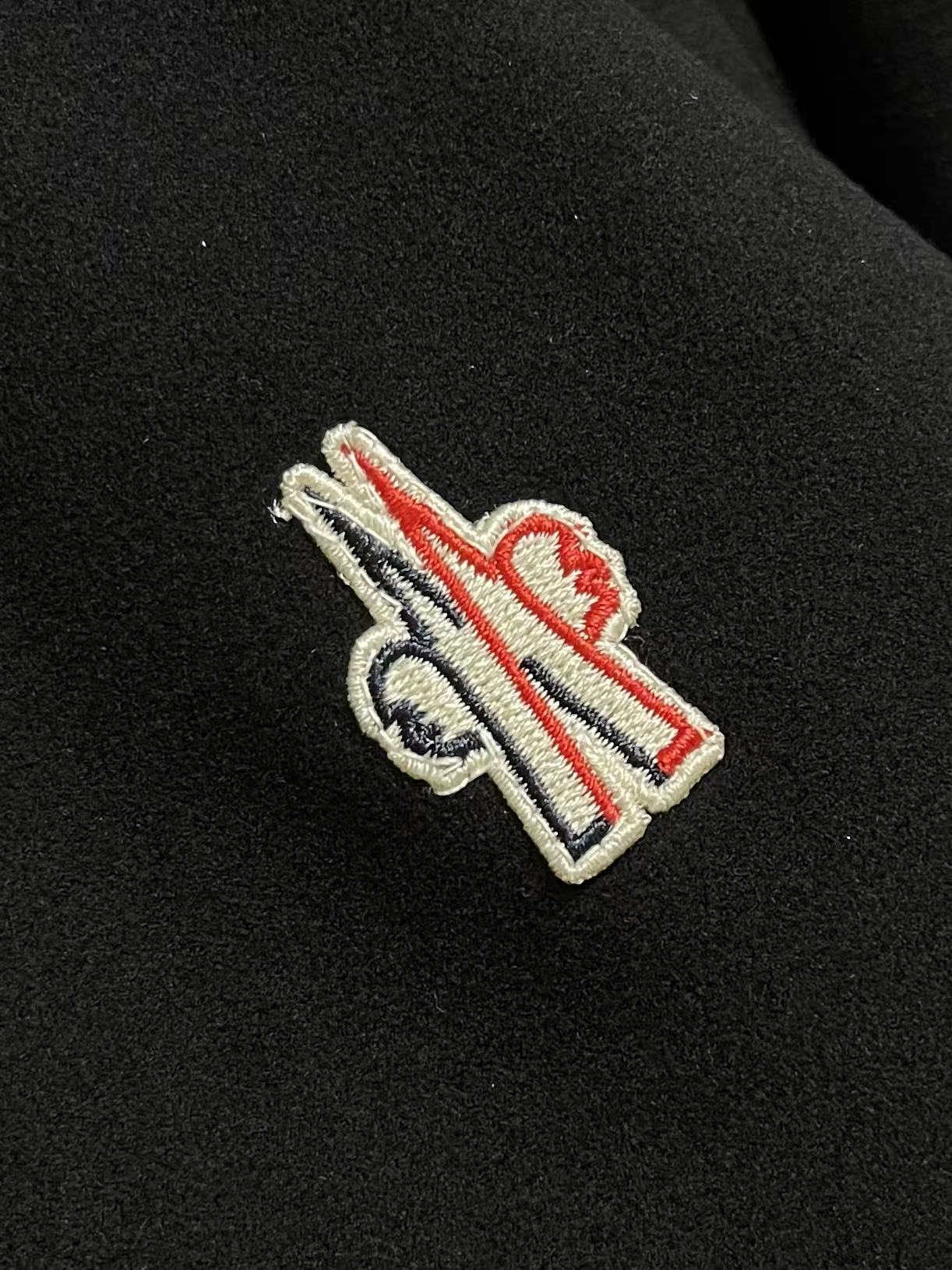 Moncler 2026ss 早秋系列拼接长袖T恤！全新进口珠地双丝光面料 手感舒适透气，立体剪裁上身效果极佳，型男必备