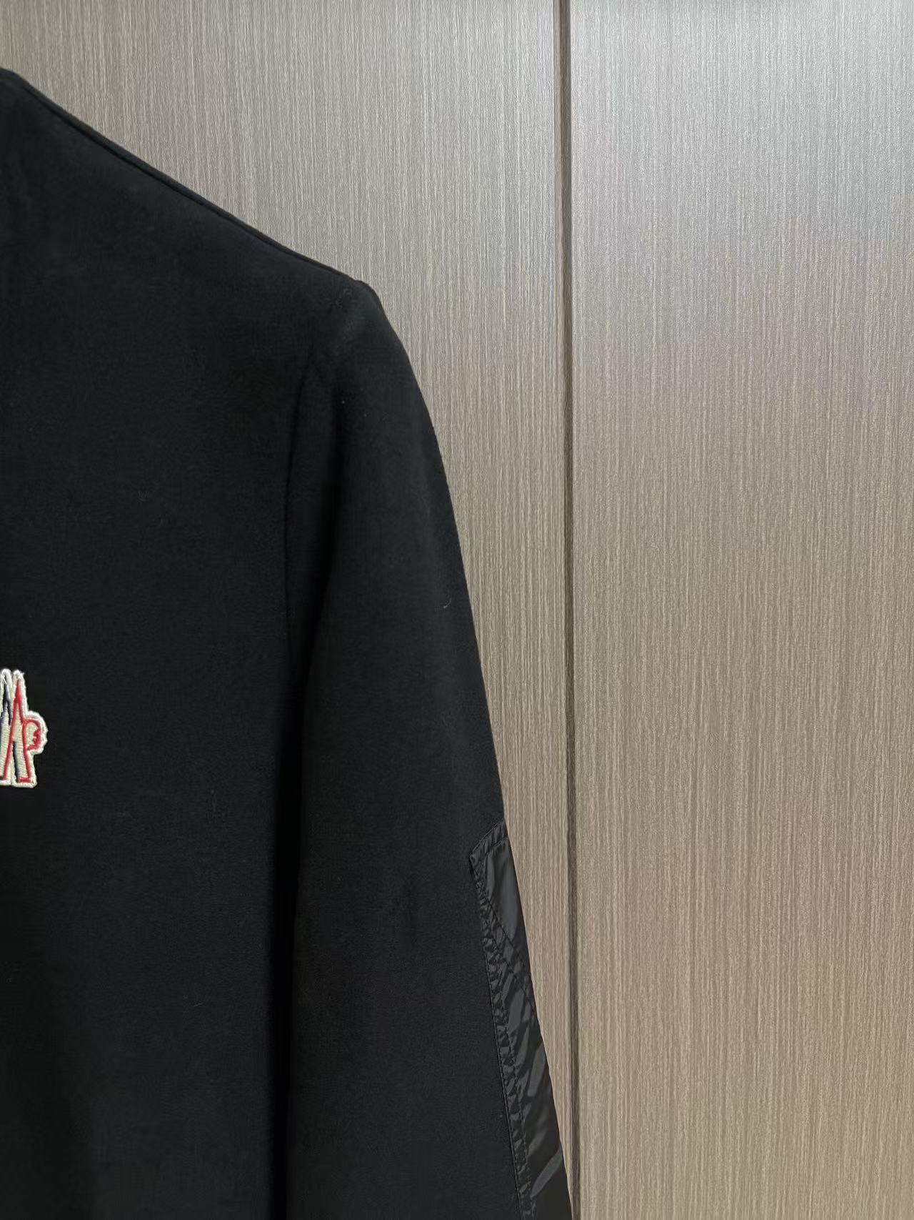 Moncler 2026ss 早秋系列拼接长袖T恤！全新进口珠地双丝光面料 手感舒适透气，立体剪裁上身效果极佳，型男必备