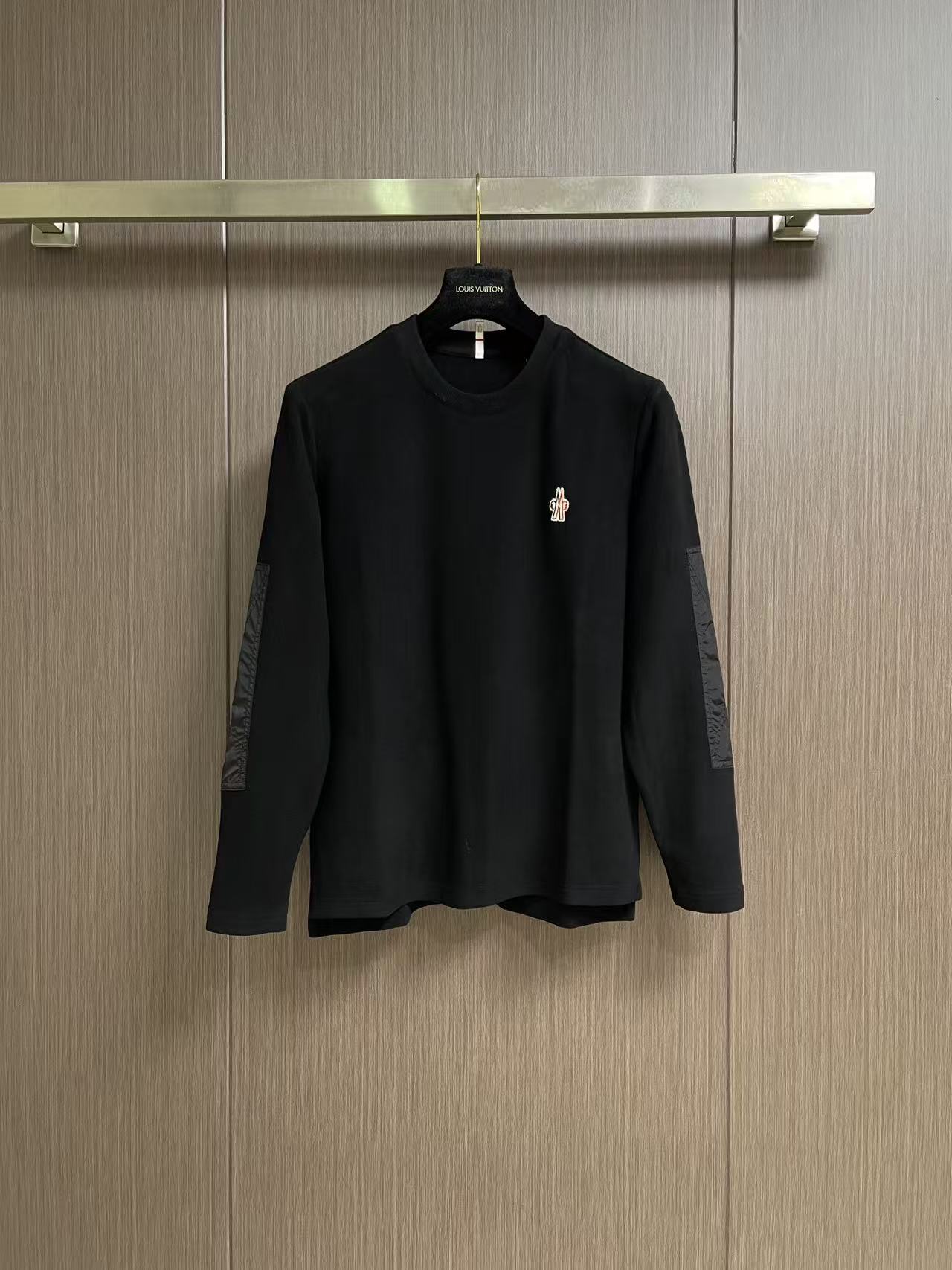 Moncler 2026ss 早秋系列拼接长袖T恤！全新进口珠地双丝光面料 手感舒适透气，立体剪裁上身效果极佳，型男必备