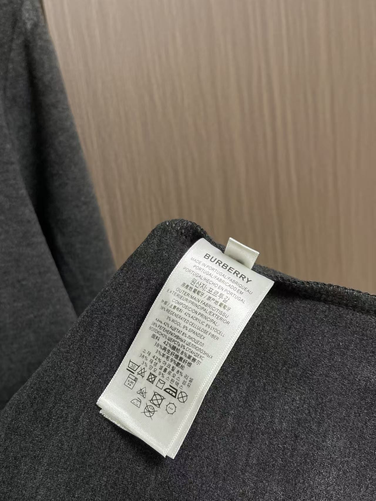Burberry 棉质圆领短袖t恤,本款Burberry品牌短袖T恤,甄选高品质纯棉面料织造而成,质地柔软细腻、透气亲肤 Burberry 棉质圆领短袖t恤,本款Burberry品牌短袖T恤,甄选高品质纯棉面料织造而成,质地柔软细腻、透气亲肤