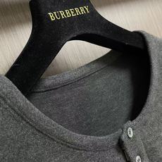 Burberry 棉质圆领短袖t恤,本款Burberry品牌短袖T恤,甄选高品质纯棉面料织造而成,质地柔软细腻、透气亲肤 Burberry 棉质圆领短袖t恤,本款Burberry品牌短袖T恤,甄选高品质纯棉面料织造而成,质地柔软细腻、透气亲肤