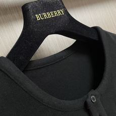 Burberry 棉质圆领短袖t恤,本款Burberry品牌短袖T恤,甄选高品质纯棉面料织造而成,质地柔软细腻、透气亲肤 Burberry 棉质圆领短袖t恤,本款Burberry品牌短袖T恤,甄选高品质纯棉面料织造而成,质地柔软细腻、透气亲肤