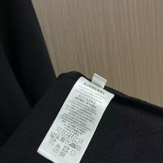Burberry 棉质圆领短袖t恤,本款Burberry品牌短袖T恤,甄选高品质纯棉面料织造而成,质地柔软细腻、透气亲肤 Burberry 棉质圆领短袖t恤,本款Burberry品牌短袖T恤,甄选高品质纯棉面料织造而成,质地柔软细腻、透气亲肤