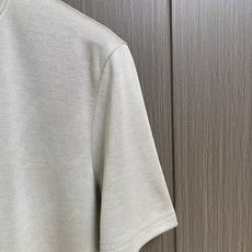Brioni logo刺绣标识男士短袖T恤,面料采用原版定制光棉,触感柔软细腻,透气性极佳,自然垂感十足 饰有精致的Br Brioni logo刺绣标识男士短袖T恤,面料采用原版定制光棉,触感柔软细腻,透气性极佳,自然垂感十足 饰有精致的Br