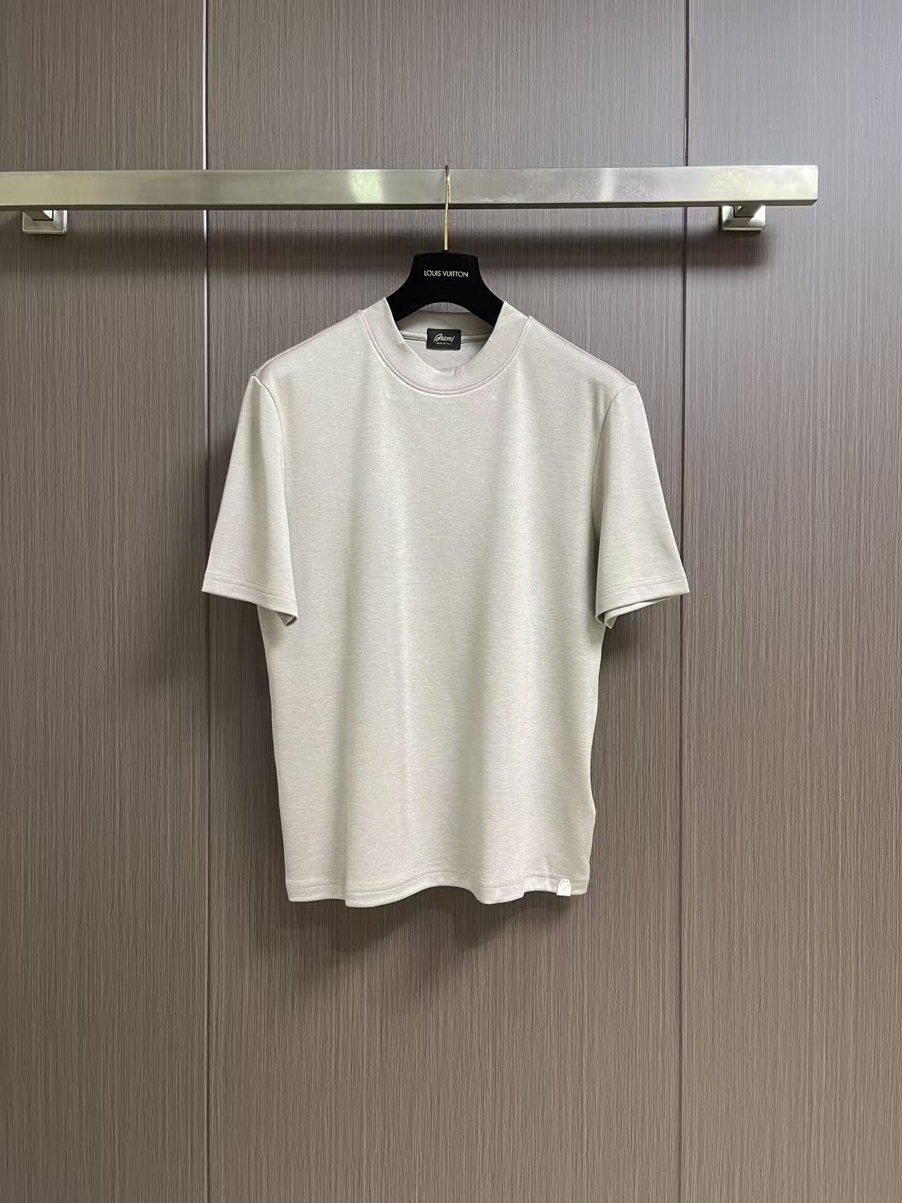 Brioni logo刺绣标识男士短袖T恤，面料采用原版定制光棉，触感柔软细腻，透气性极佳，自然垂感十足 饰有精致的Br