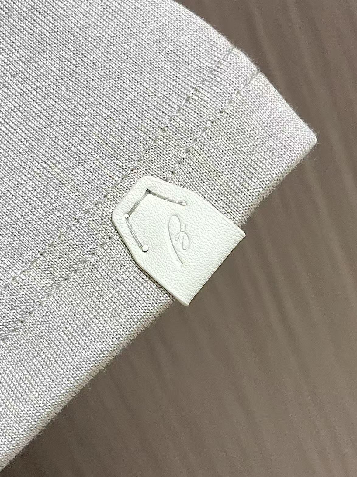 Brioni logo刺绣标识男士短袖T恤,面料采用原版定制光棉,触感柔软细腻,透气性极佳,自然垂感十足 饰有精致的Br Brioni logo刺绣标识男士短袖T恤,面料采用原版定制光棉,触感柔软细腻,透气性极佳,自然垂感十足 饰有精致的Br