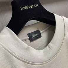 Brioni logo刺绣标识男士短袖T恤,面料采用原版定制光棉,触感柔软细腻,透气性极佳,自然垂感十足 饰有精致的Br Brioni logo刺绣标识男士短袖T恤,面料采用原版定制光棉,触感柔软细腻,透气性极佳,自然垂感十足 饰有精致的Br