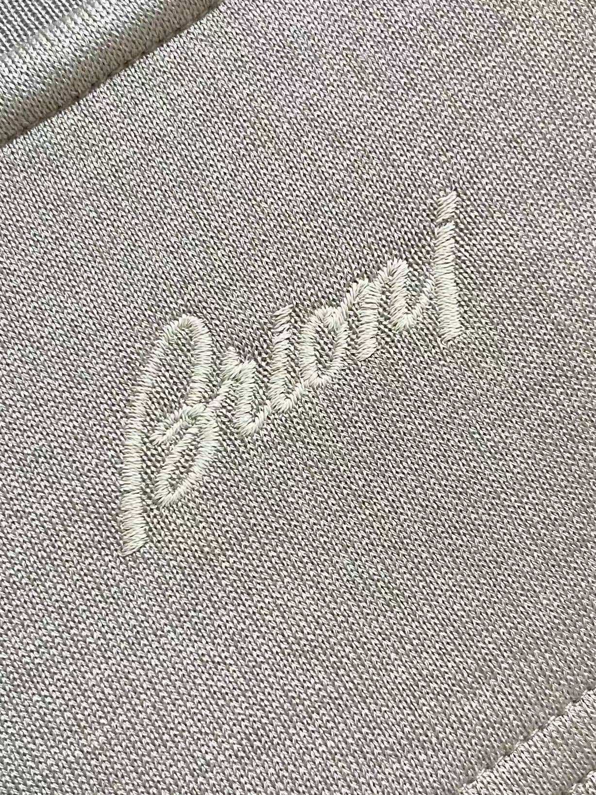Brioni logo刺绣标识男士短袖T恤,面料采用原版定制光棉,触感柔软细腻,透气性极佳,自然垂感十足 饰有精致的Br Brioni logo刺绣标识男士短袖T恤,面料采用原版定制光棉,触感柔软细腻,透气性极佳,自然垂感十足 饰有精致的Br