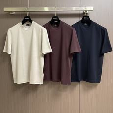 Brioni logo刺绣标识男士短袖T恤,面料采用原版定制光棉,触感柔软细腻,透气性极佳,自然垂感十足 饰有精致的Br Brioni logo刺绣标识男士短袖T恤,面料采用原版定制光棉,触感柔软细腻,透气性极佳,自然垂感十足 饰有精致的Br