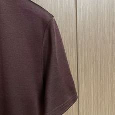 Brioni logo刺绣标识男士短袖T恤,面料采用原版定制光棉,触感柔软细腻,透气性极佳,自然垂感十足 饰有精致的Br Brioni logo刺绣标识男士短袖T恤,面料采用原版定制光棉,触感柔软细腻,透气性极佳,自然垂感十足 饰有精致的Br