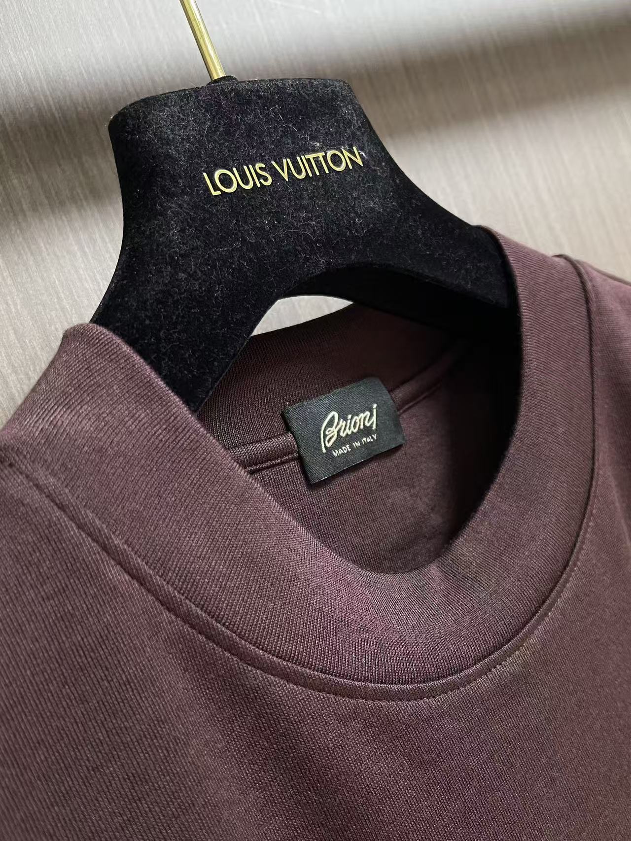 Brioni logo刺绣标识男士短袖T恤,面料采用原版定制光棉,触感柔软细腻,透气性极佳,自然垂感十足 饰有精致的Br Brioni logo刺绣标识男士短袖T恤,面料采用原版定制光棉,触感柔软细腻,透气性极佳,自然垂感十足 饰有精致的Br