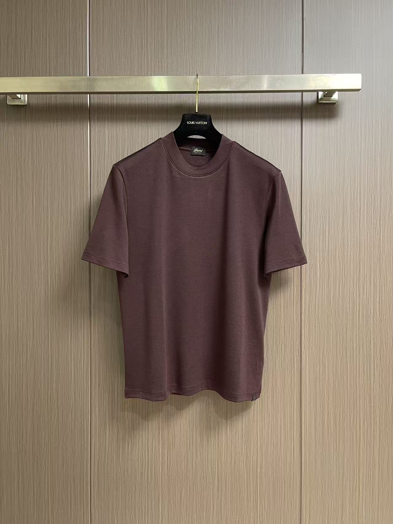 Brioni logo刺绣标识男士短袖T恤，面料采用原版定制光棉，触感柔软细腻，透气性极佳，自然垂感十足 饰有精致的Br