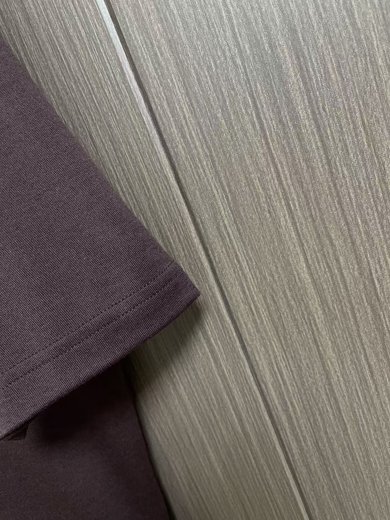 Brioni logo刺绣标识男士短袖T恤,面料采用原版定制光棉,触感柔软细腻,透气性极佳,自然垂感十足 饰有精致的Br Brioni logo刺绣标识男士短袖T恤,面料采用原版定制光棉,触感柔软细腻,透气性极佳,自然垂感十足 饰有精致的Br
