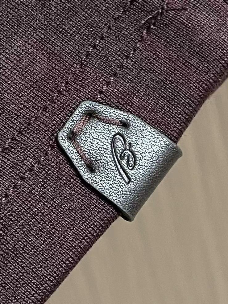 Brioni logo刺绣标识男士短袖T恤,面料采用原版定制光棉,触感柔软细腻,透气性极佳,自然垂感十足 饰有精致的Br Brioni logo刺绣标识男士短袖T恤,面料采用原版定制光棉,触感柔软细腻,透气性极佳,自然垂感十足 饰有精致的Br