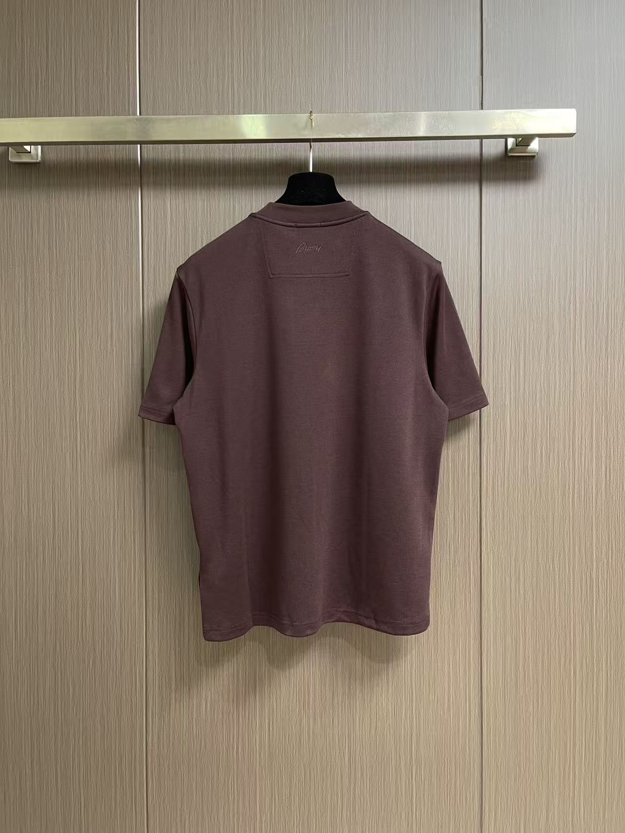 Brioni logo刺绣标识男士短袖T恤,面料采用原版定制光棉,触感柔软细腻,透气性极佳,自然垂感十足 饰有精致的Br Brioni logo刺绣标识男士短袖T恤,面料采用原版定制光棉,触感柔软细腻,透气性极佳,自然垂感十足 饰有精致的Br