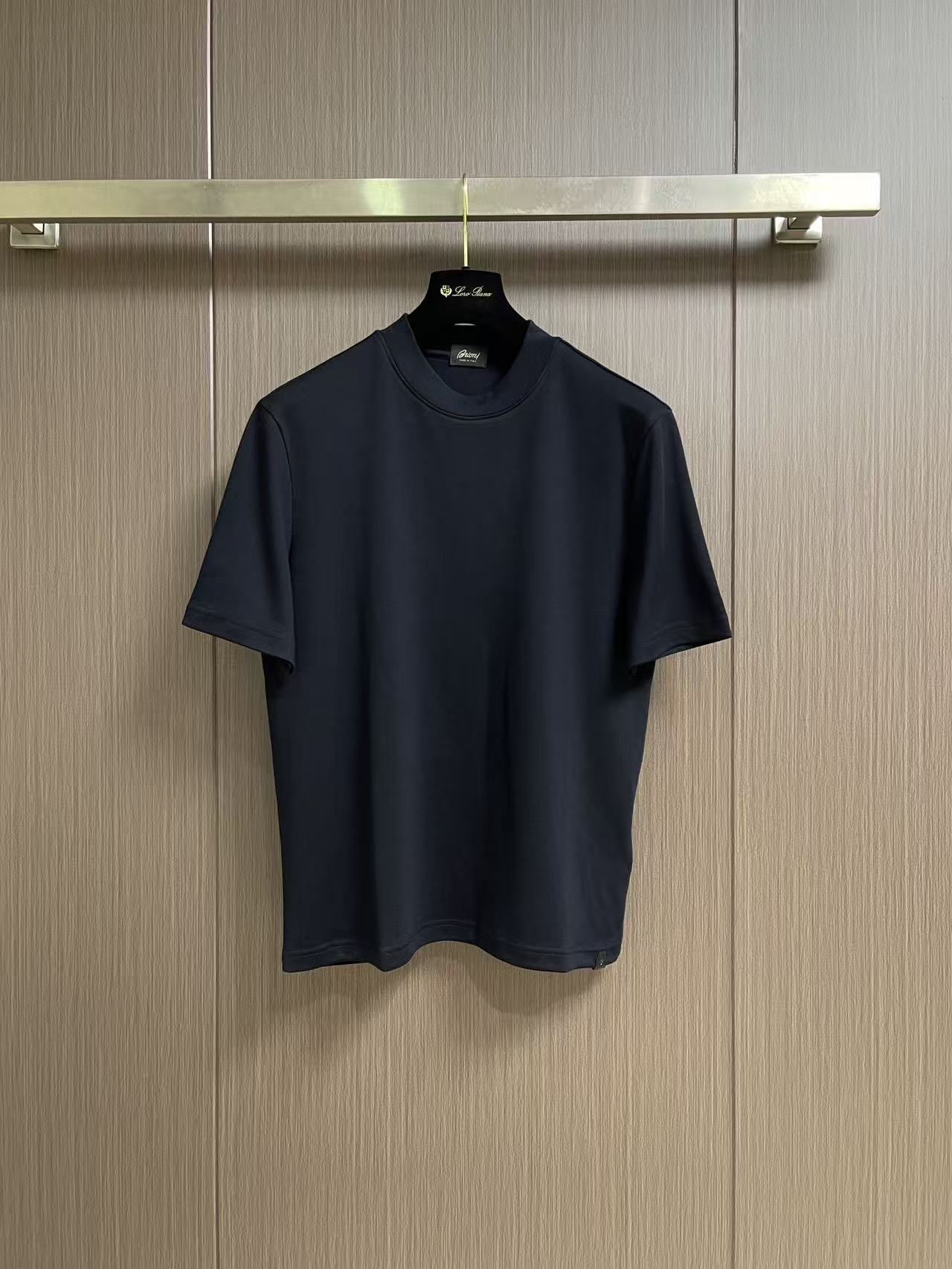Brioni logo刺绣标识男士短袖T恤，面料采用原版定制光棉，触感柔软细腻，透气性极佳，自然垂感十足 饰有精致的Br