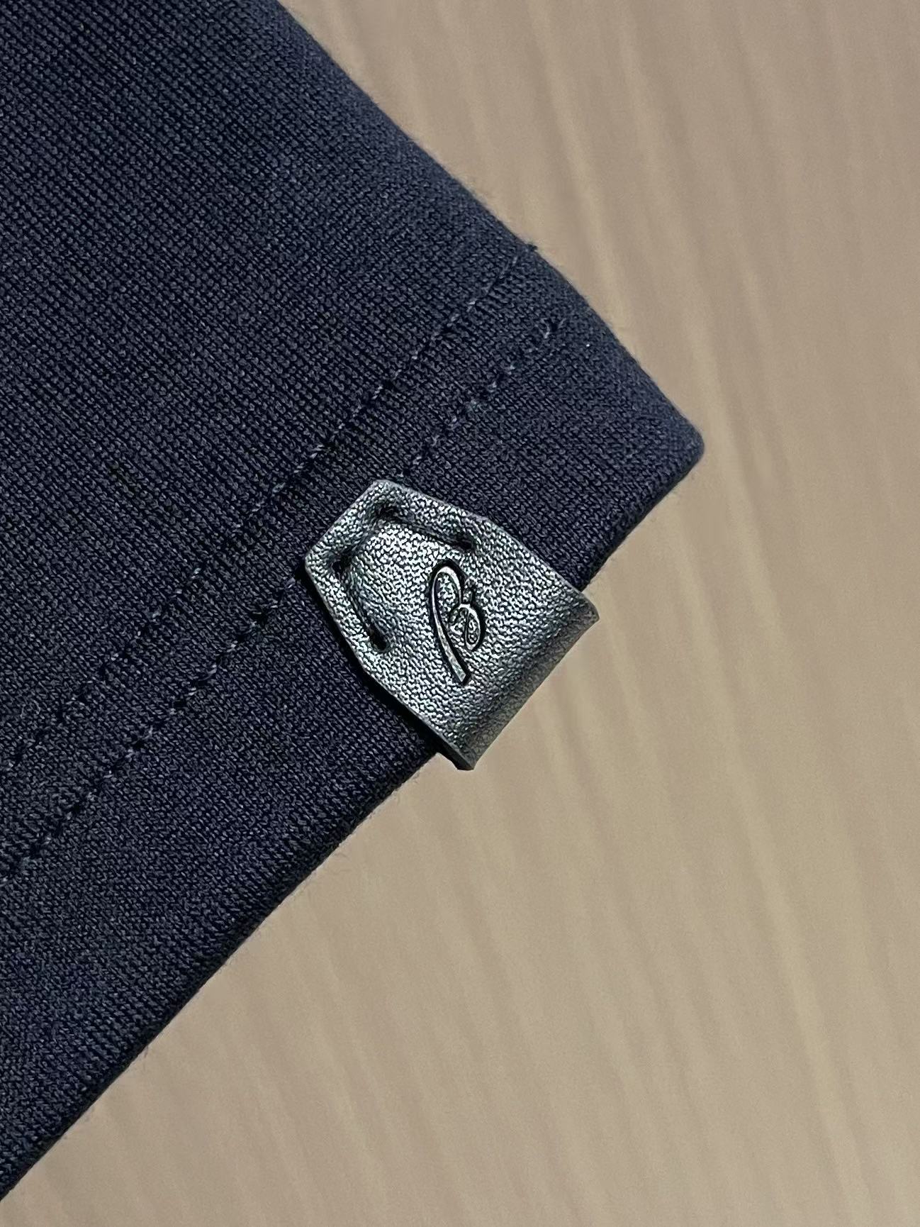 Brioni logo刺绣标识男士短袖T恤,面料采用原版定制光棉,触感柔软细腻,透气性极佳,自然垂感十足 饰有精致的Br Brioni logo刺绣标识男士短袖T恤,面料采用原版定制光棉,触感柔软细腻,透气性极佳,自然垂感十足 饰有精致的Br
