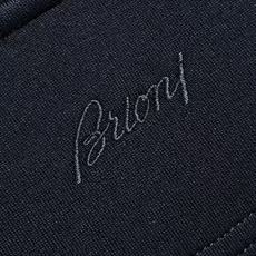 Brioni logo刺绣标识男士短袖T恤,面料采用原版定制光棉,触感柔软细腻,透气性极佳,自然垂感十足 饰有精致的Br Brioni logo刺绣标识男士短袖T恤,面料采用原版定制光棉,触感柔软细腻,透气性极佳,自然垂感十足 饰有精致的Br