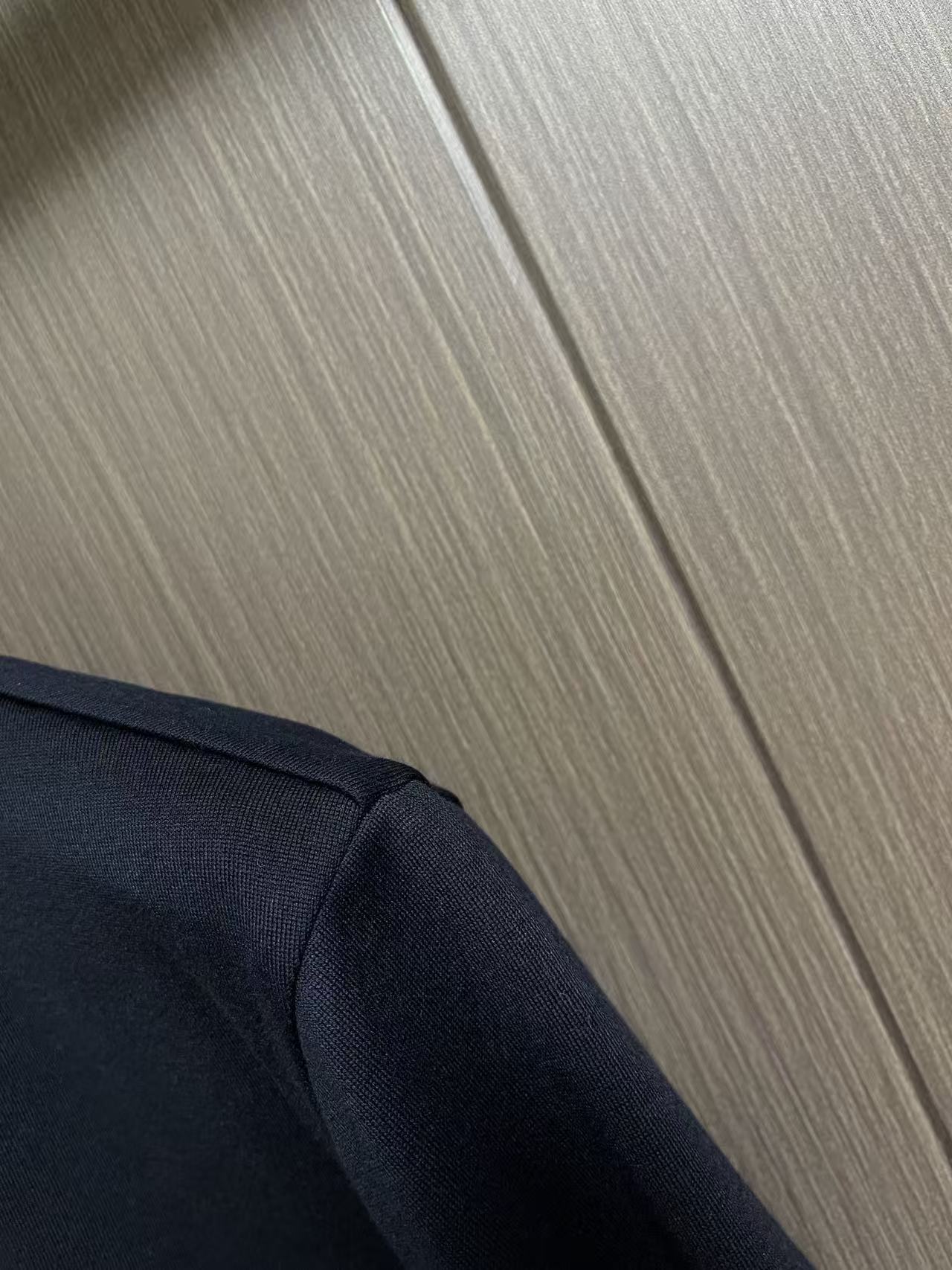 Brioni logo刺绣标识男士短袖T恤,面料采用原版定制光棉,触感柔软细腻,透气性极佳,自然垂感十足 饰有精致的Br Brioni logo刺绣标识男士短袖T恤,面料采用原版定制光棉,触感柔软细腻,透气性极佳,自然垂感十足 饰有精致的Br