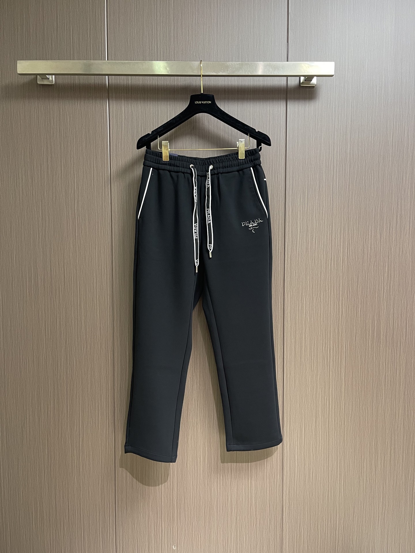 Prada 2026ss新款棉质抽绳直筒卫裤，经典的徽标带饰点缀，穿着舒适百搭永不过时无论跑步居家上班都搭配！客供进口毛