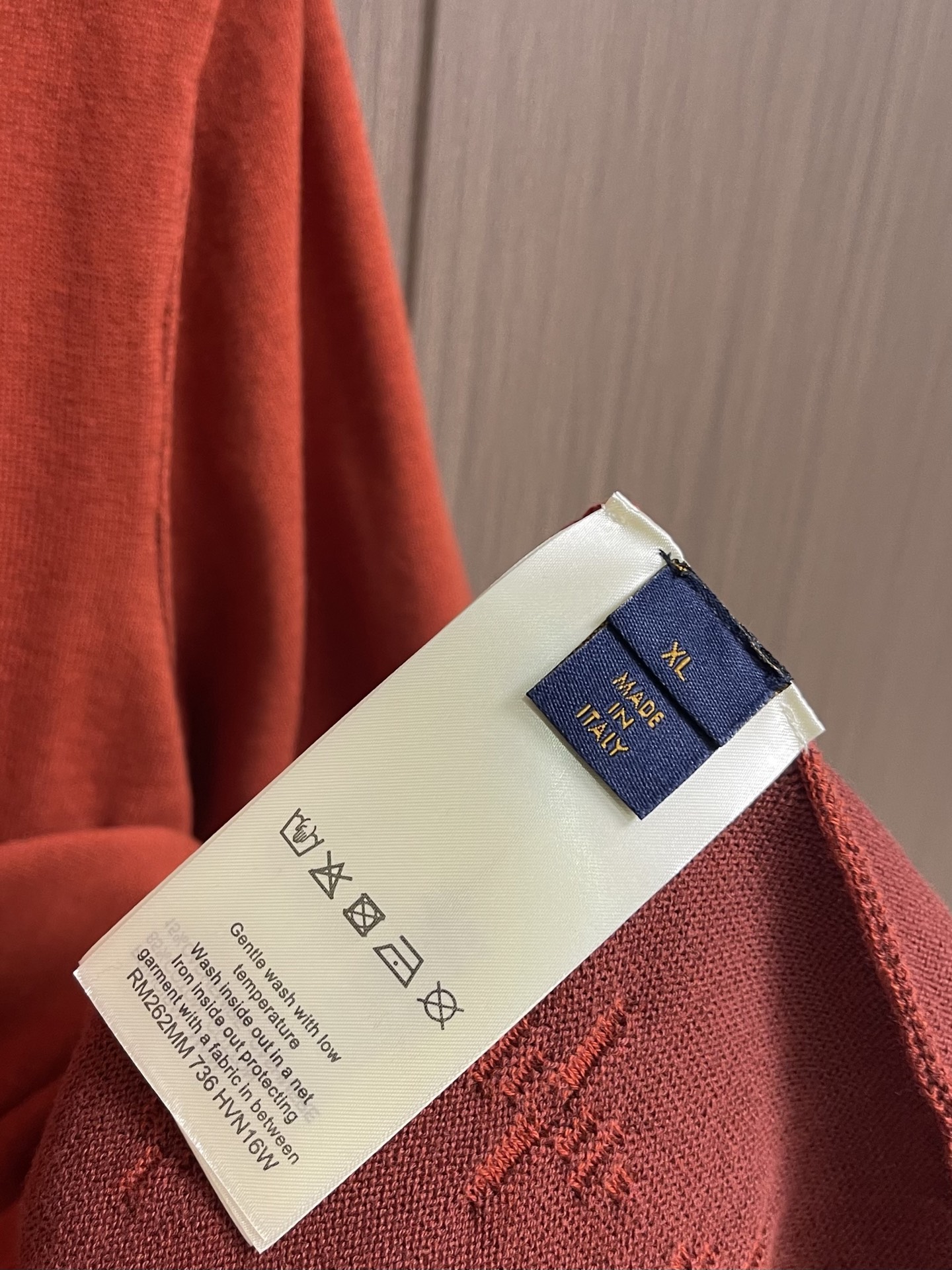 LV Monogram Gradient FW26 圆领套头徽标提花短袖 T恤 本款棉质短袖圆领衫采用提花工艺织就 Mo LV Monogram Gradient FW26 圆领套头徽标提花短袖 T恤 本款棉质短袖圆领衫采用提花工艺织就 Mo