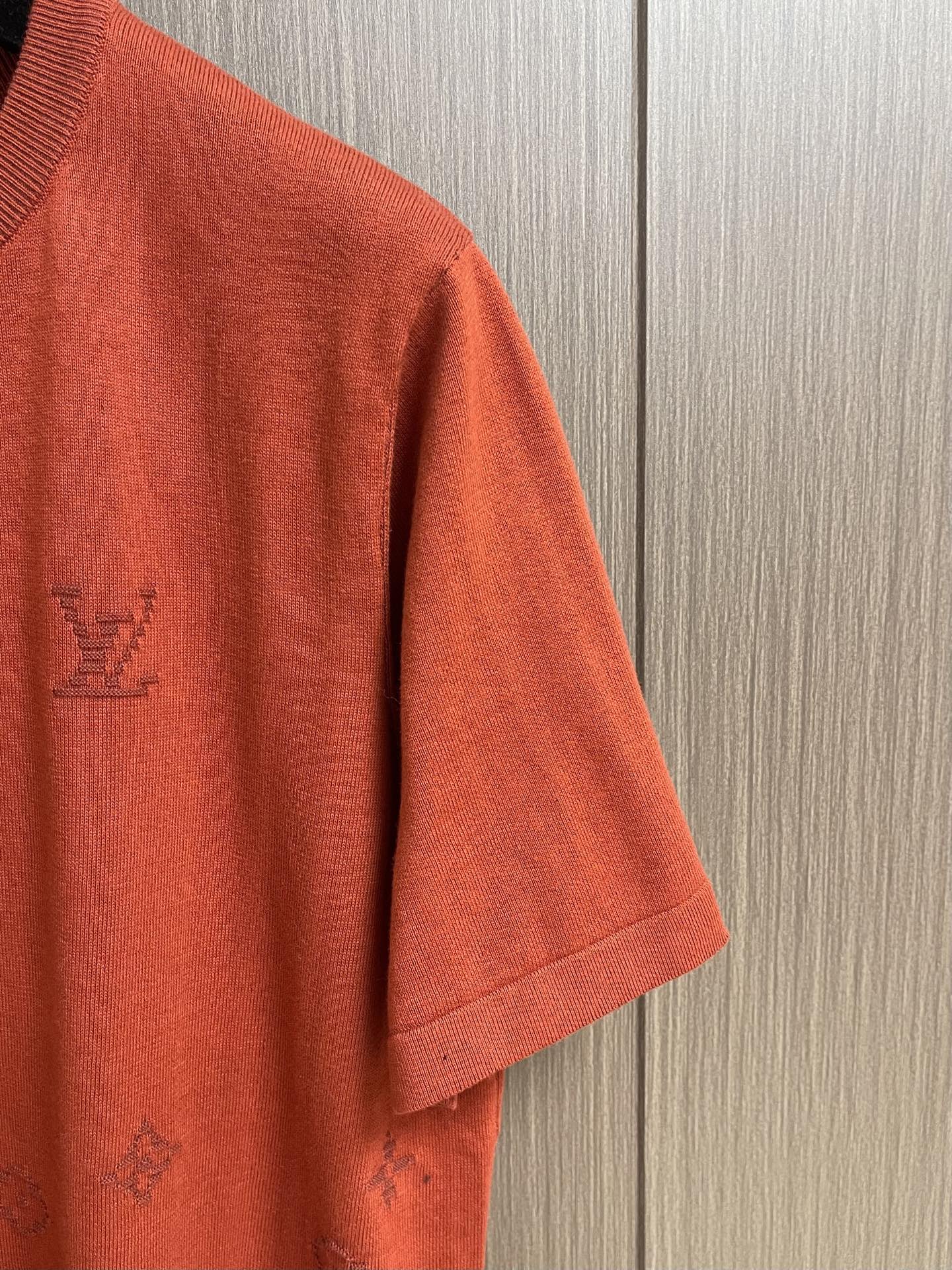 LV Monogram Gradient FW26 圆领套头徽标提花短袖 T恤 本款棉质短袖圆领衫采用提花工艺织就 Mo LV Monogram Gradient FW26 圆领套头徽标提花短袖 T恤 本款棉质短袖圆领衫采用提花工艺织就 Mo