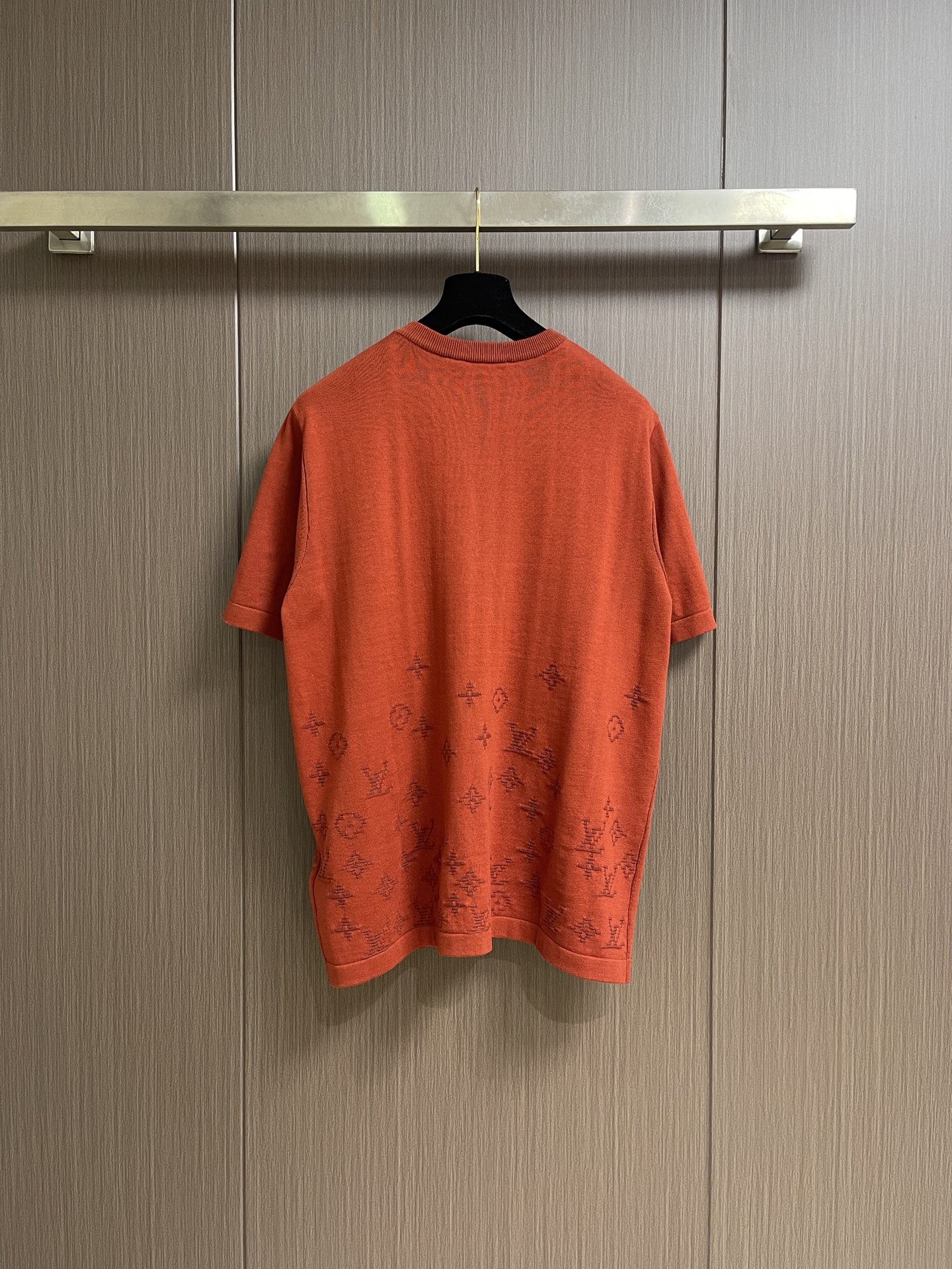 LV Monogram Gradient FW26 圆领套头徽标提花短袖 T恤 本款棉质短袖圆领衫采用提花工艺织就 Mo LV Monogram Gradient FW26 圆领套头徽标提花短袖 T恤 本款棉质短袖圆领衫采用提花工艺织就 Mo