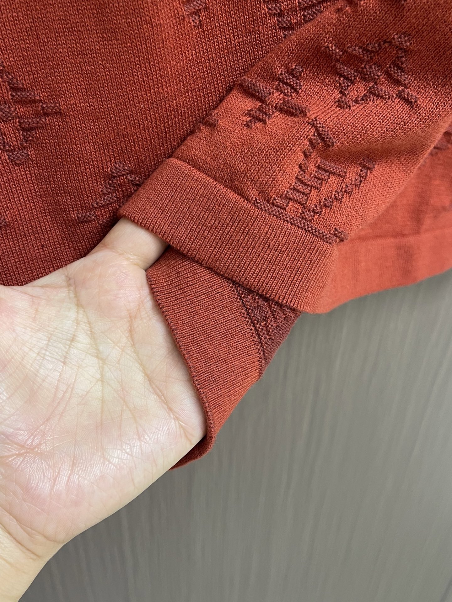 LV Monogram Gradient FW26 圆领套头徽标提花短袖 T恤 本款棉质短袖圆领衫采用提花工艺织就 Mo LV Monogram Gradient FW26 圆领套头徽标提花短袖 T恤 本款棉质短袖圆领衫采用提花工艺织就 Mo