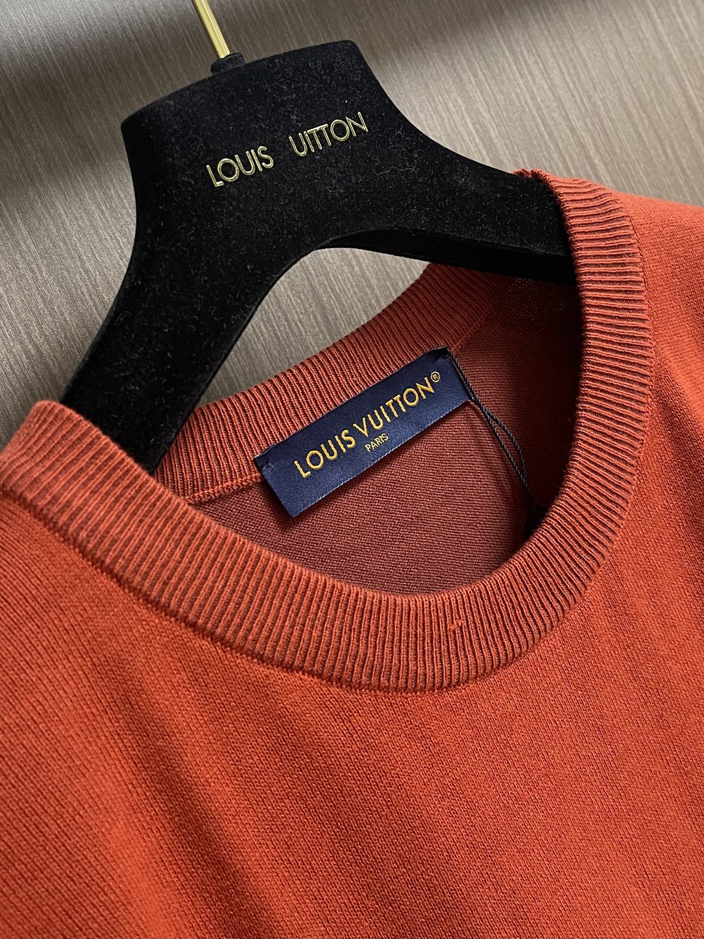 LV Monogram Gradient FW26 圆领套头徽标提花短袖 T恤 本款棉质短袖圆领衫采用提花工艺织就 Mo LV Monogram Gradient FW26 圆领套头徽标提花短袖 T恤 本款棉质短袖圆领衫采用提花工艺织就 Mo